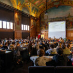 Dictée du tour dans l'aula du Palais de Rumine. 240 élèves lausannois de 7P sont réunis pour la traditionnelle dictée, pour le Tour de France Femmes qui passera par Lausanne le 1er Août 2026. (27.03.2026)