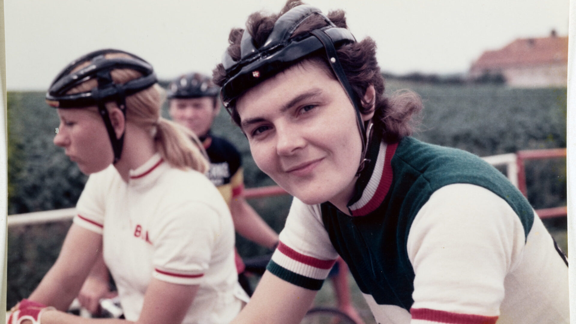 regard-croises-sur-la-competition-cycliste-feminine-en-presence-de-cosette-quebatte-pionniere-du-cyclisme-feminin-suisse-et-elise-chabbey-espoir