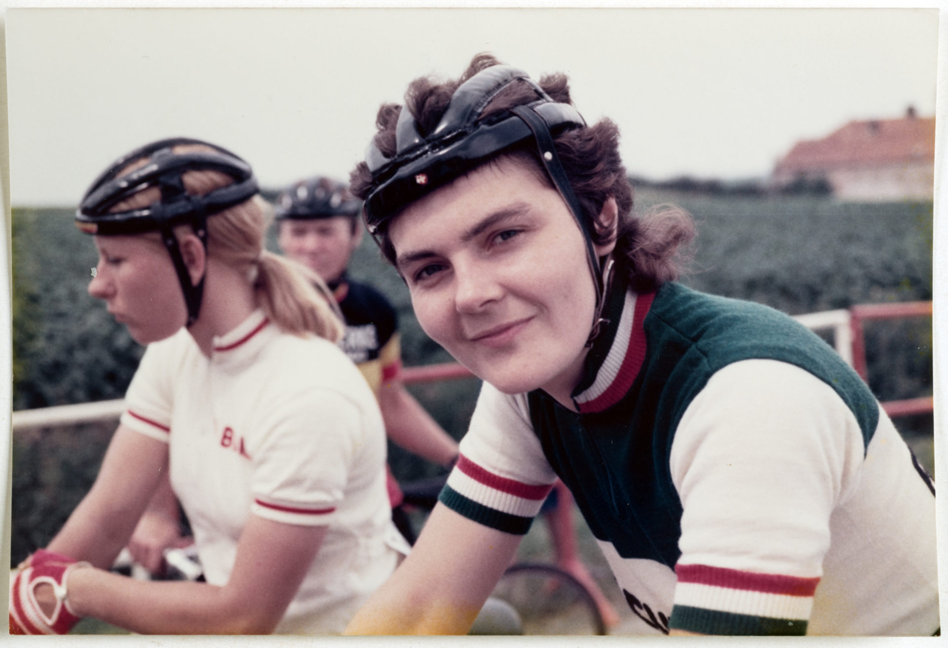 regard-croises-sur-la-competition-cycliste-feminine-en-presence-de-cosette-quebatte-pionniere-du-cyclisme-feminin-suisse-et-elise-chabbey-espoir