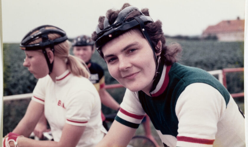 regard-croises-sur-la-competition-cycliste-feminine-en-presence-de-cosette-quebatte-pionniere-du-cyclisme-feminin-suisse-et-elise-chabbey-espoir