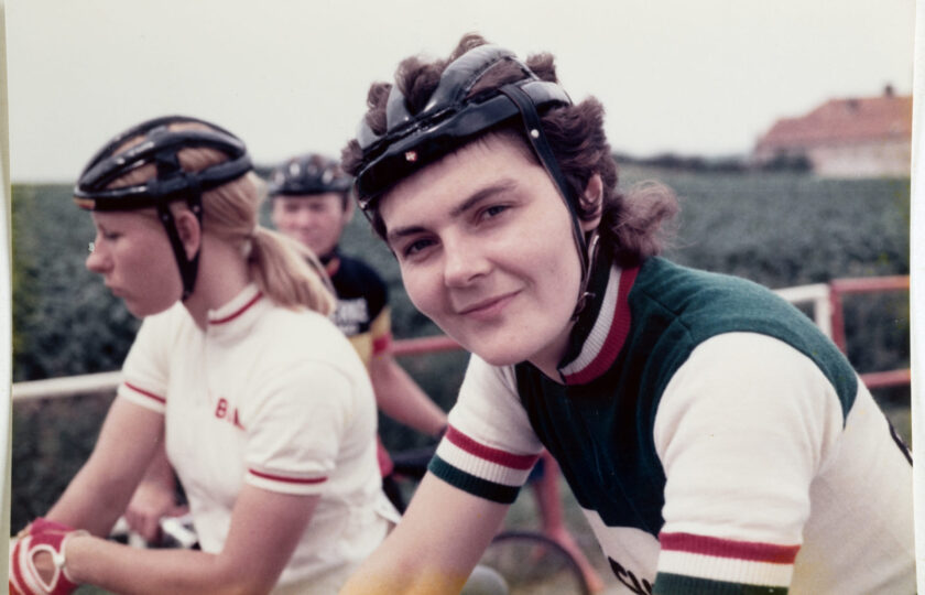 regard-croises-sur-la-competition-cycliste-feminine-en-presence-de-cosette-quebatte-pionniere-du-cyclisme-feminin-suisse-et-elise-chabbey-espoir